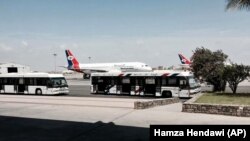 فرودگاه عدن یکی از دو فرودگاهی است که به هواپیمایی یمنیه در آن اجازه عملیات بین‌المللی داده شده است.