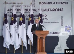 Președintele Armeniei Serzh Sarkisian pronunțînd discursul în memoria victimelor
