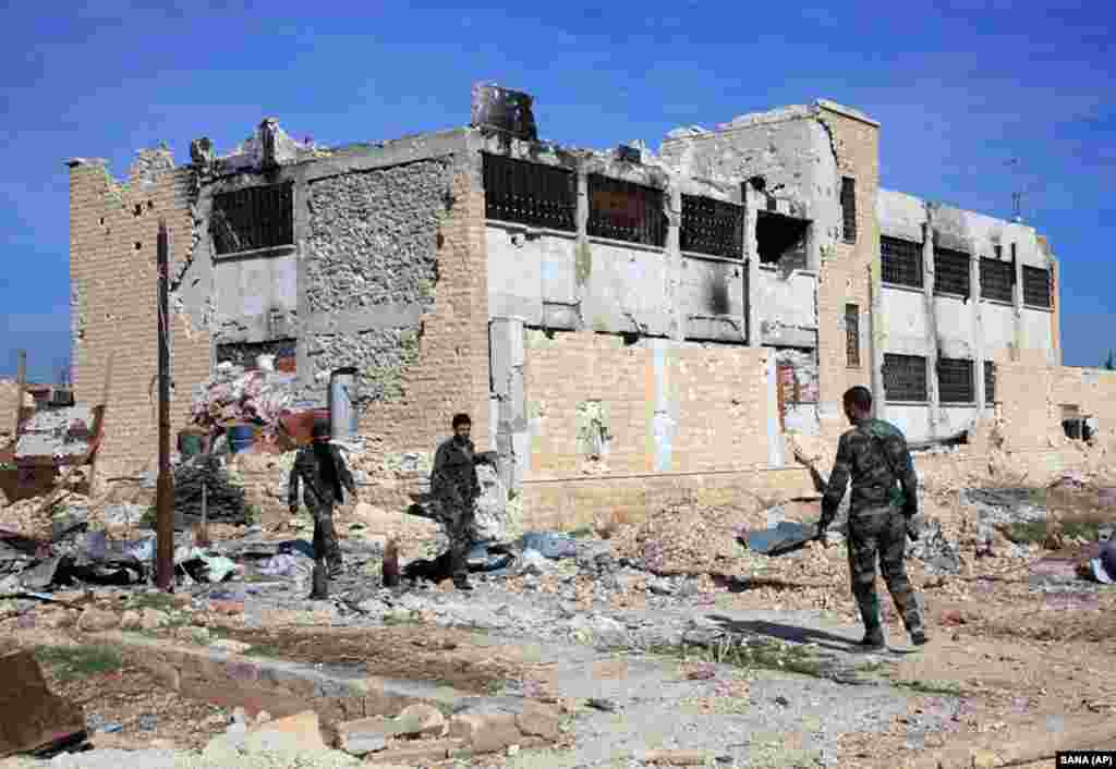 З початком громадянської війни в Сирії Солеймані направив збройні загони на допомогу Дамаску. На фотографії бійці Солеймані на базі Квейраз неподалік від Алеппо. За оцінками американської розвідки, на листопад 2015 року близько 2 тисяч іранців і підтримуваних Іраном озброєних осіб воювали на стороні уряду проти повстанців в Алеппо