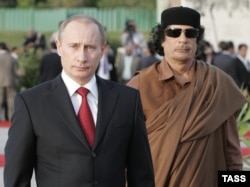 Владимир Путин и Муамар Каддафи во время визита Путина в Ливию в апреле 2008 года. Через три с половиной года Каддафи будет свергнут и убит в ходе восстания против его режима