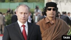 Российский президент Владимир Путин и ливийский лидер Муамар Каддафи (слева направо) во время встречи в государственной резиденции "Азизия". Фото ИТАР-ТАСС/ Михаил Климентьев, 16 апреля 2008