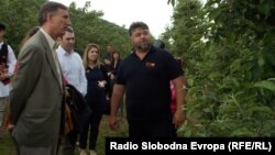 Андрија Секуловски, овоштар и амбасадорот на САД во Македонија Пол Волерс. 