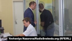 Один із підорзрюваних у вбивстві Віталія Олешка розмовляє з адвокатом, 21 серпня 2018 року