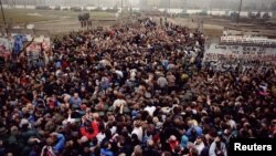 Встреча жителей Восточного и Западного Берлина на одном из участков разрушенной стены, снимок был сделан 12 ноября 1989 года