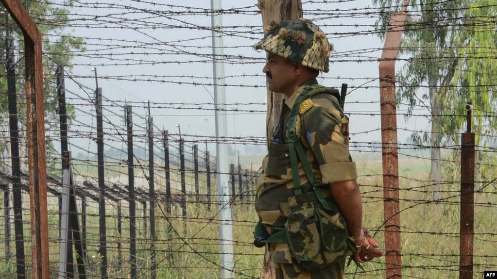 An Indian border guard keeps watch at the India-Pakistan frontier crossing in the disputed Kashmir region. (file photo)