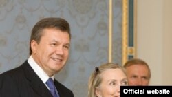 Віктор Янукович та Гілларі Клінтон під час офіційного візиту державного секретаря США до Києва, 2 липня 2010 року