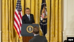 Президент США Барак Обама отвечает на вопрос журналиста на пресс-конференции 