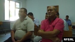Медер Усенов и Жениш Токторбаев на судебном заседании. 29 августа 2013 года