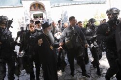 Bezbednosne snage prate patrijarha i mitropolita po izlasku iz manastira