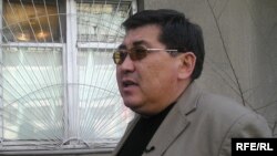 Ермұрат Бапи "ДАТ"-"Тасжарған" газетінің редакциясының терезесіне әлдекімдер оқ атқанын айтып тұр. Алматы, 1 сәуір 2008 жыл.