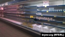 Порожні прилавки магазинів у Керчі