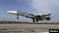 Латакиядағы әскери базадан ұшып шығып бара жатқан Ресейдің Су-24 бомбалаушы ұшағы.