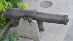 Кошка отдыхает на «лафете» корабельной пушки времен Крымской войны, бояться ей некого, туристы сюда не доходят