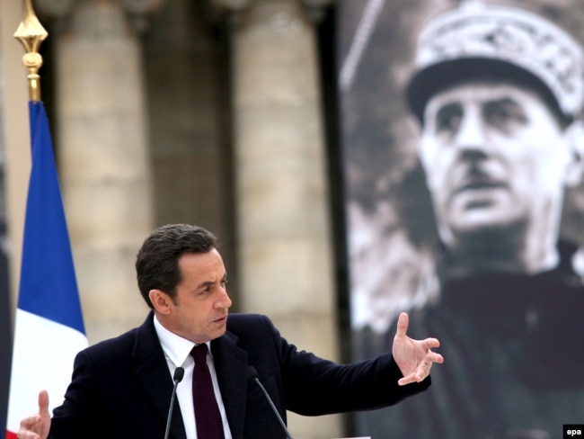 На месте выступления бывшего президента Франции Николя Саркози установлена ​​фотография Шарля де Голля. Де Голль был первым президентом Франции, избранным прямым всенародным голосованием.