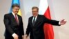 Президент Польши Бронислав Коморовский (справа) приветствует президента Украины Петра Порошенко 