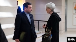 عباس عراقچی، معاون وزارت امور خارجه ایران در حال گفت‌وگو با وندی شرمن، همتای آمریکایی خود در ژنو سوییس