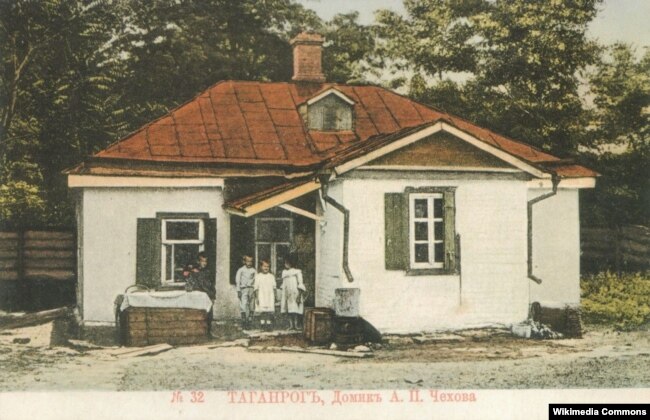Будинок Антона Чехова на дореволюційній листівці. Батько майбутнього письменника – Павло Чехов, родом із Полтавщини – проживав із родиною в цьому орендованому будинку з кінця 1859 по березень 1861 року, й тут 29 січня 1860 року народився третій син Чехових, Антон