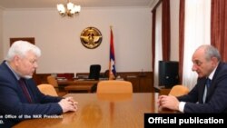 Президент Нагорного Карабаха Бако Саакян (справа) принимает посла Анджея Каспшика, СТепанакерт, 13 мая 2017 г.