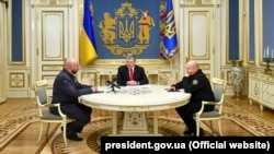 На зустрічі був присутниій секретар РНБО Олександр Турчинов (крайній праворуч)
