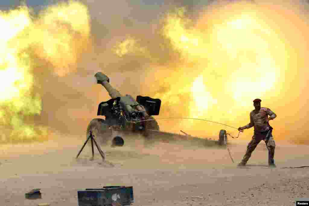 A member of the Iraqi security forces fires artillery during clashes with Islamic State militants near Fallujah on May 29. (Reuters/Alaa al-Marjani)