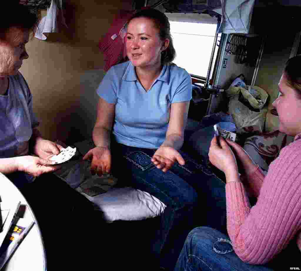 Russia -- A girl in train going from Moscow to Kaliningrad, Apr2007 Val - Tanya Kaliningradta yäşi, Mäskäwdä tuğannarı yanında bulğan. Kaliningradqa baru öçen viza taläp itüne rusiälelär kimsetü dip sanıy.
