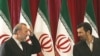 محمود احمدی‌نژاد (راست) و منوچهر متکی، مسئول دیپلماسی ایران