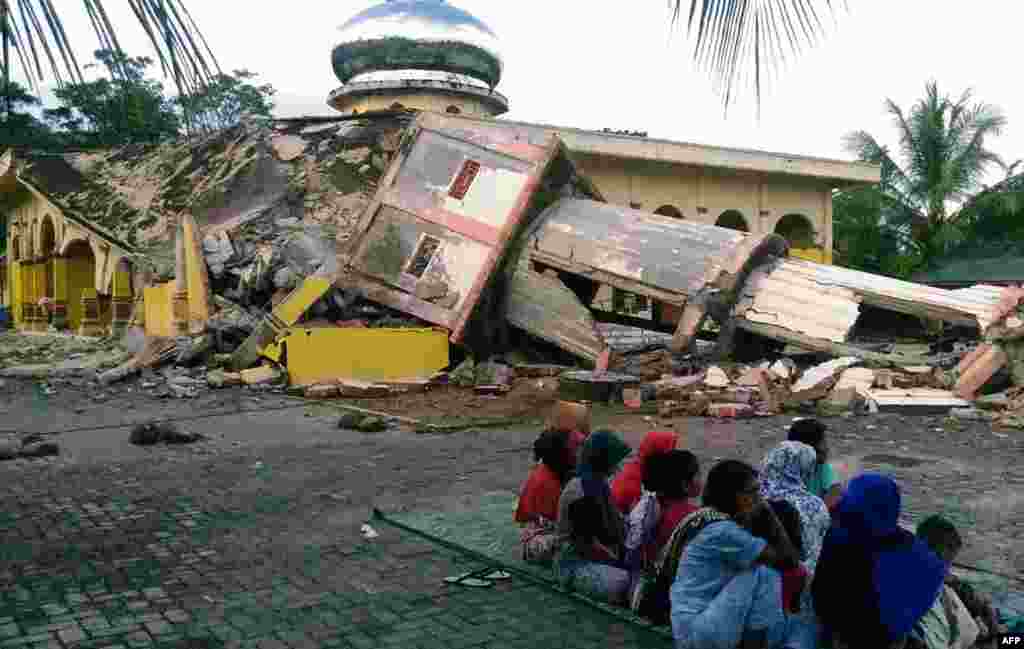 ИНДОНЕЗИЈА - Силен земјотрес со јачина од 7 степени го погоди индонезискиот остров Суматра, соопшти Американскиот геолошки институт. Индонезиската Агенција за геофизика издаде предупредување за цунами, пренесе Ројтерс.
