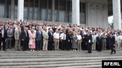 Parlamentarii care au semnat Declarația de Suveranitate din 1990, adunați la un miting festiv la Teatrul de Operă și Balet din Chișinău, pe 23 iunie 2010, la împlinirea a 20 de ani de la semnare