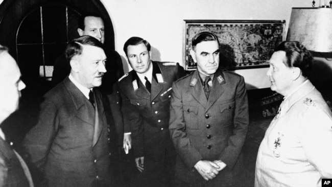 Adolf Hitler në shoqërinë e Ante Pavelliqit, liderit të NDH-së, dhe Hermann Goeringut, më 6 qershor 1941, në Berghof, Obersalcberg, afër Berçtesgadenit, Gjermani.