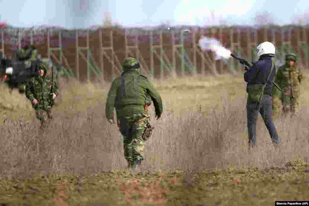 Греческие военные применяют слезоточивый газ во время столкновений с мигрантами возле КПП Кастанеэ на границе, 1 марта 2020 года.&nbsp;