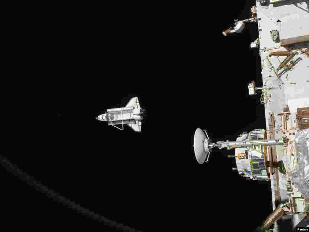 ABŞ-ın &ouml;mr&uuml;n&uuml; başa vuran şatl proqramında sonuncu kosmik gəmilərdən biri Beynəlxalq Kosmik Stansiyadan aralanıb Yerə d&ouml;nərkən.