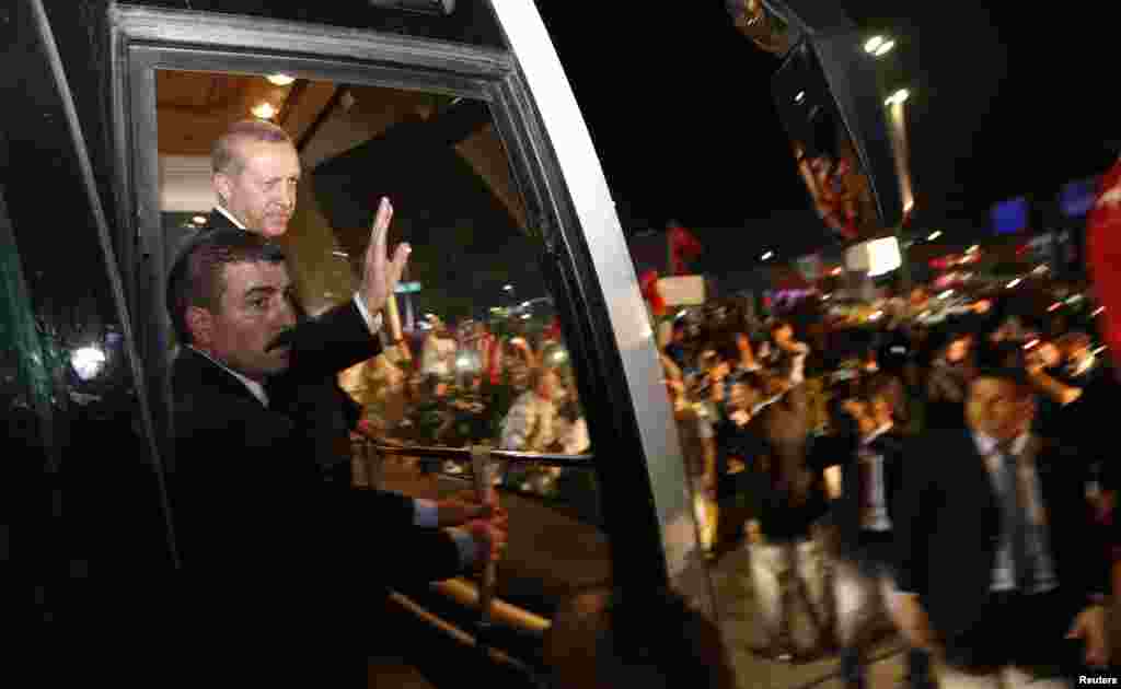 Turski premijer Redžep Tajip Erdogan na istanbulskom aerodromu susreo se sa svojim pristalicama, 7. juni 3013. Foto: REUTERS / Osman Orsal 