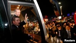 Эрдоган приветствует сторонников в аэропорту после возвращения из прерванной поездки по странам Африки. Стамбул, 7 июня 2013 года.