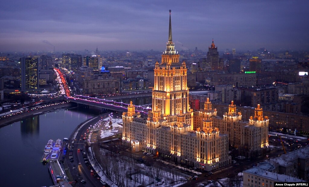 Москва, Россия. Отель &quot;Украина&quot; с включенной подсветкой на закате солнца.