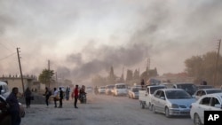 شام: په شمال-ختیځ ښارګوټي راس العین کې د ترکیو پوځي عملیاتو له پیلیدو سره سم ولسي وګړي خوندي سیمو ته ځغلي. ۲۰۱۹، ۹م اکتوبر 
