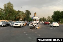 نمایی از عبور و مرور خودروها در درون منطقه سبز بغداد