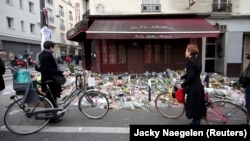 Теракт жасалған ресторанның маңында тұрған адамдар. Париж, 16 қараша 2015 жыл.