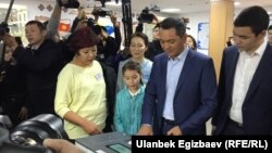 Өмүрбек Бабанов добуш берүүгө жубайы жана балдары менен келди.