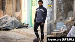 Большого футбола в Крыму больше нет. На фото: мальчик играет в футбол в симферопольском Старом городе