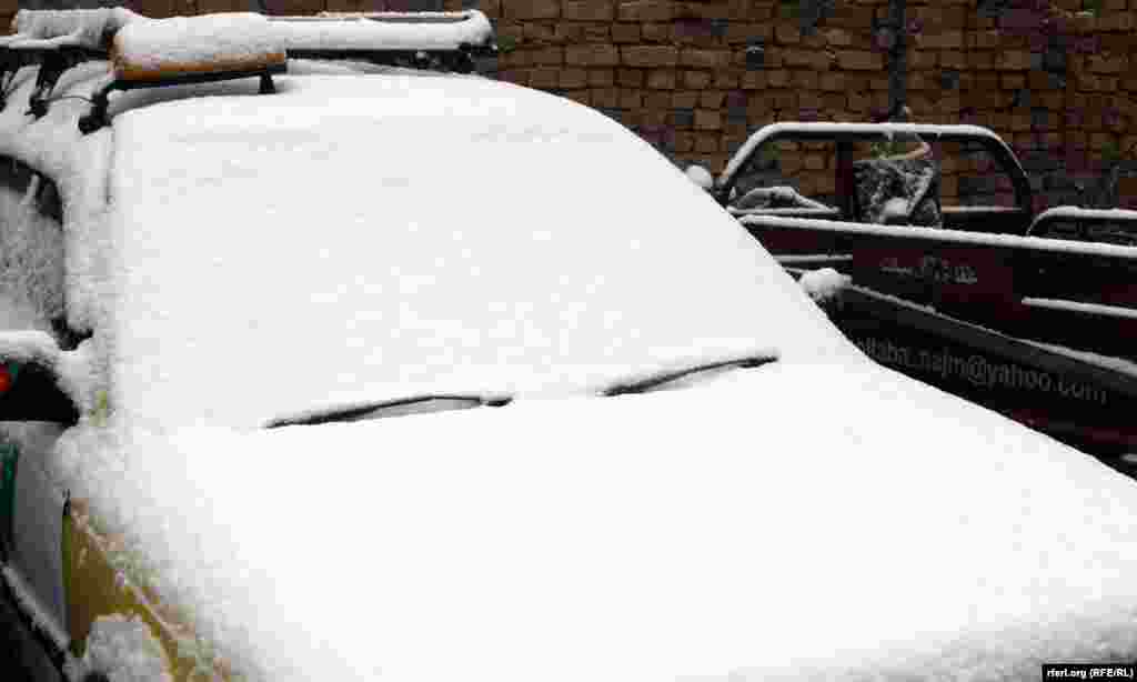 Занесенные снегом автомобили в Кандагаре