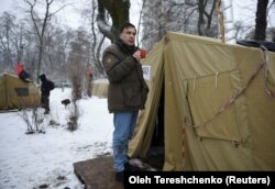 Saakașvili astăzi lângă un cort din fața Parlamentului.