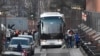 На территории комплекса зданий посольства США в Москве дипломаты и члены их семей садятся в автобусы 