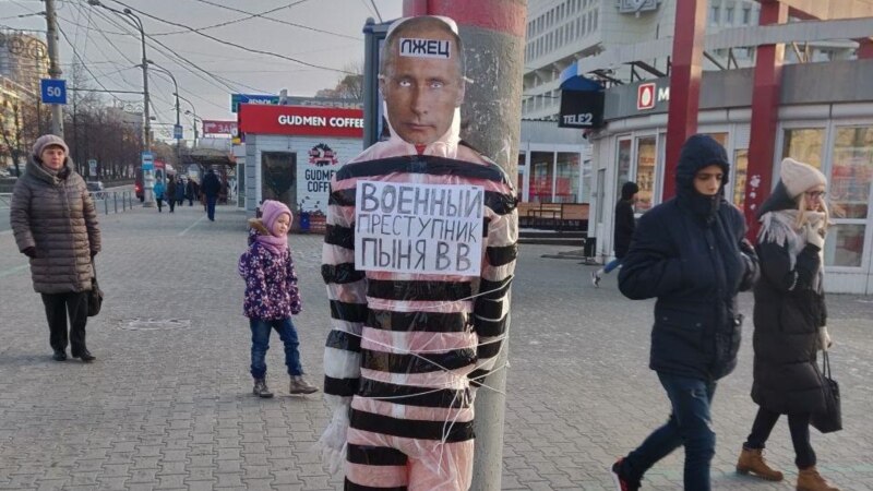 В Перми идёт суд о «чучеле Путина». Задержаны активисты. Видео