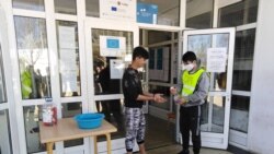 Migranti dežuraju kao redari na ulazu u Prihvatni centar, dezinfekcija ruku je obavezna