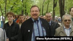 Геннадий Гудков на акции писателей "контрольная прогулка" в Москве 13 мая