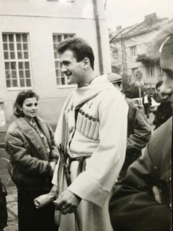 Початок 90-х у Львові. Георгій Гонгадзе гордий за своє грузинське коріння. Кінджал дідів