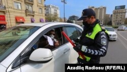 Ադրբեջան, ոստիկանը ստուգում է վարորդի փաստաթղթերը կարանտինի ժամանակ, արխիվ