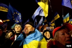 Шерушілер Украина туын жамылып, Еуропа Одағы туын ұстап тұр. Киев, 5 желтоқсан 2013 жыл.