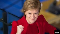 Şotlandiya millətçilərinin lideri Nicola Strurgeon müstəqillik referendumunun razılığını alıb