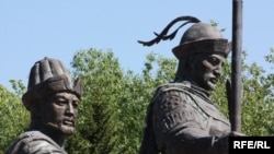 Фрагмент памятника основателям казахского ханства